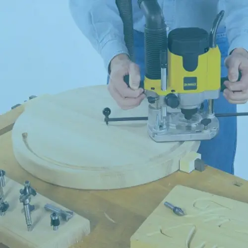 Houtbewerken met DeWalt bovenfrees en onderdelen